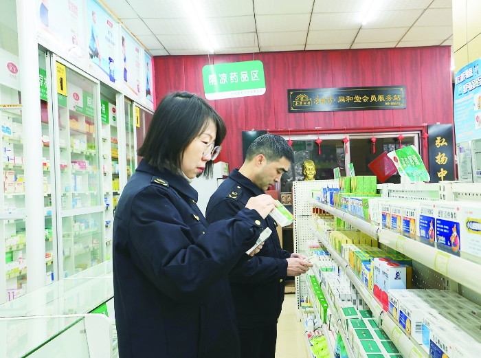 圖①為2024年1月23日，在“年關(guān)守護(hù)（2024）”專項行動中，衡陽市市場監(jiān)管局工作人員在零售藥店開展檢查。