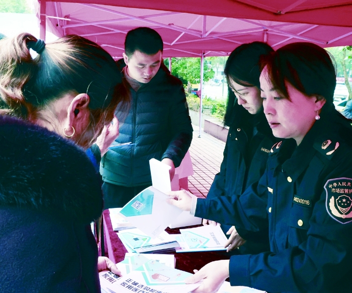 圖③為2023年11月15日，衡陽市市場監(jiān)管局工作人員在安全用藥月啟動儀式現(xiàn)場發(fā)放安全用械科普資料。