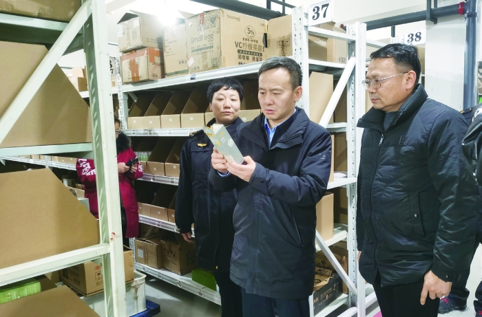 圖為2024年2月2日，為加強(qiáng)化妝品監(jiān)管，湘潭市市場(chǎng)監(jiān)管局黨組書記、局長(zhǎng)趙波（中）在湖南開美美妝有限公司督查化妝品安全工作。