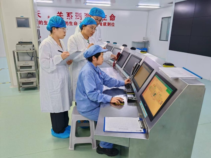 圖為第三分局執(zhí)法人員在一家生產(chǎn)企業(yè)車間現(xiàn)場檢查第二類精神藥品生產(chǎn)過程環(huán)境在線監(jiān)測情況。