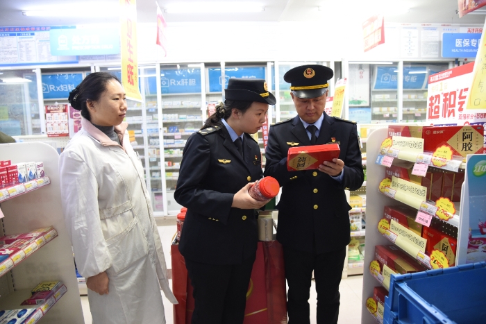 圖為11月29日，開封市市場監(jiān)管局城鄉(xiāng)一體化示范區(qū)分局金耀市場監(jiān)管所執(zhí)法人員在一家藥店檢查滋補(bǔ)類藥品的包裝、標(biāo)簽。