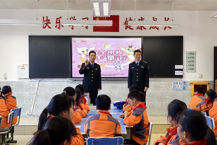 圖為灞橋區(qū)市場監(jiān)管局工作人員向師生介紹化妝品相關知識。