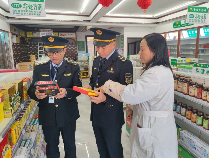 圖為該局執(zhí)法人員在一家藥品零售企業(yè)檢查補(bǔ)血、補(bǔ)氣藥品。（通訊員鄢國卿 攝）