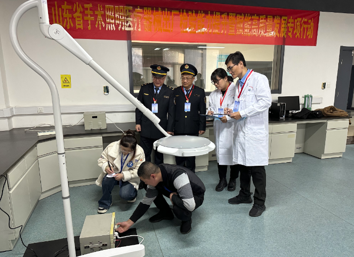 圖為參賽人員正在進行手術(shù)輔助照明設(shè)備對地漏電流項目檢驗考試。