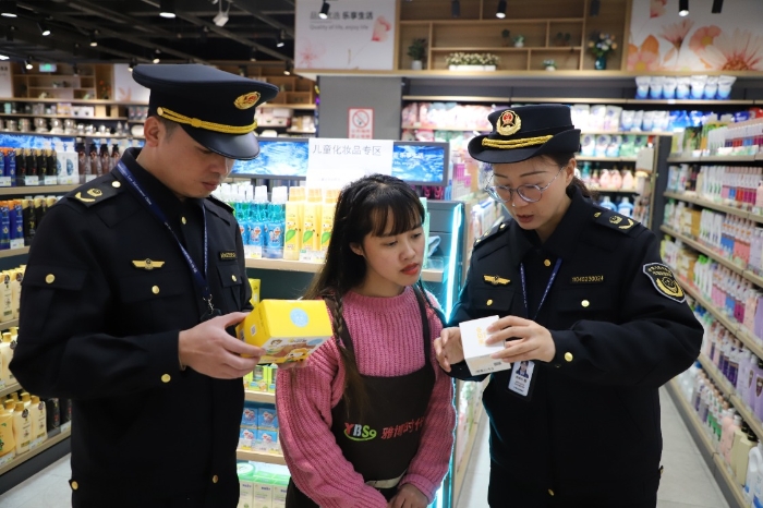 圖為該局執(zhí)法人員在一家商超指導(dǎo)檢查兒童化妝品的標(biāo)簽標(biāo)識信息。（蔣嬋玨 孫建新 攝）