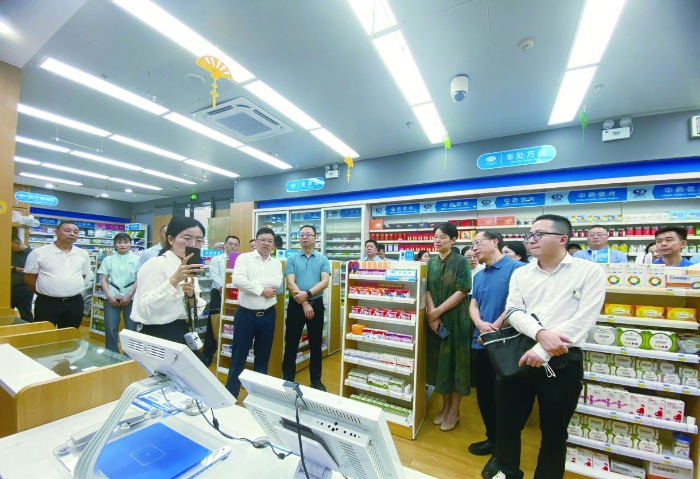 圖為今年6月14日，成都高新區(qū)市場監(jiān)管局工作人員在四川省藥品流通智慧監(jiān)管工作現(xiàn)場會(huì)上展示“智慧藥安”監(jiān)管系統(tǒng)操作情況。??阿杜?攝