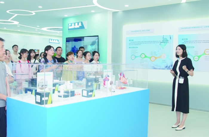 圖為今年全國藥品安全宣傳周期間，社會(huì)公眾參觀藥品法治宣傳教育基地（高新站）展廳。?成都高新區(qū)市場監(jiān)管局供圖