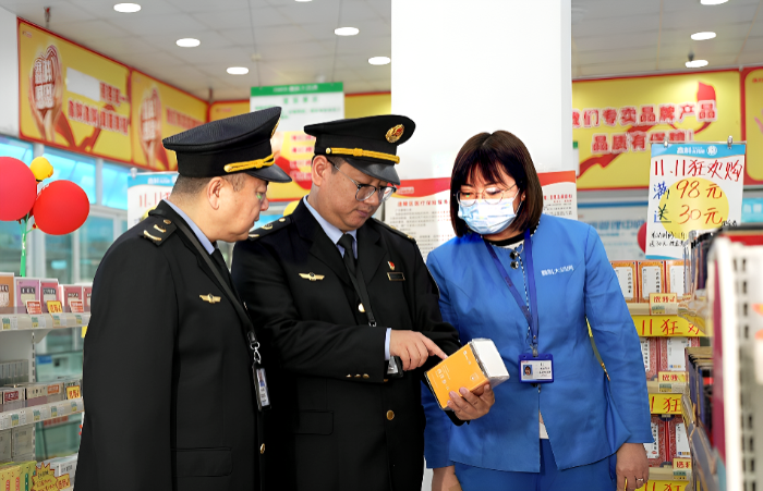 圖為12月9日，該局執(zhí)法人員在一家零售藥店通過檢查包裝信息查驗中藥飲片。