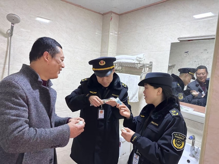 圖為12月10日，該局馬武鎮(zhèn)市場監(jiān)管所執(zhí)法人員在一家賓館檢查化妝品的標簽標識是否完整。