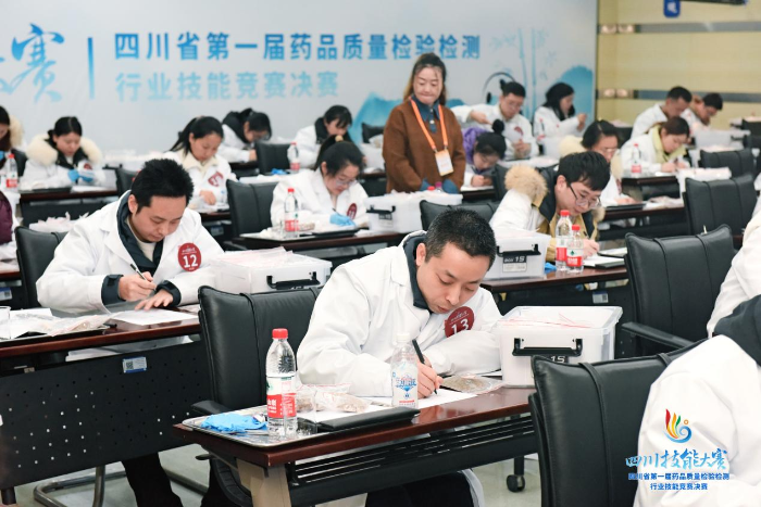 圖為中藥實操考試現(xiàn)場。