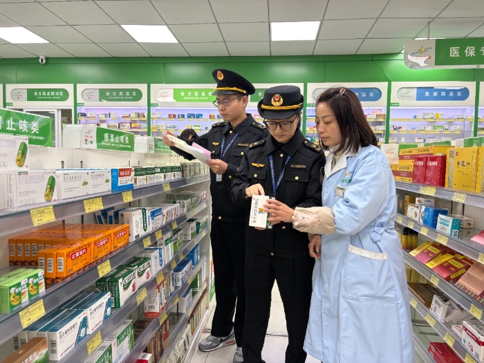 圖為該局執(zhí)法人員在一家藥店對其經銷的冬季藥品進行檢查。（李瑤 孫建新 攝）
