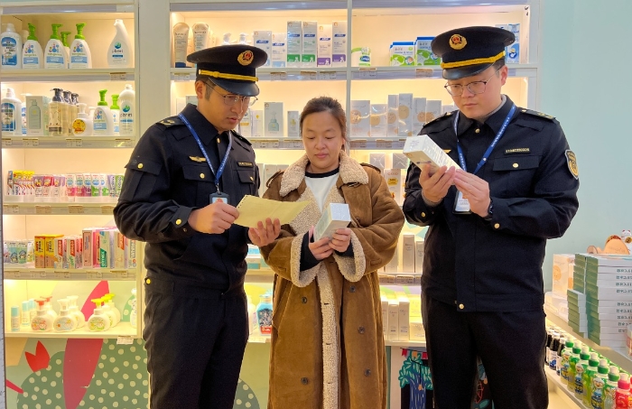 圖為該局執(zhí)法人員在一家母嬰店檢查兒童化妝品包裝、標(biāo)簽、購進(jìn)驗(yàn)收等是否符合規(guī)定。（黃元斌 孫建新 攝）