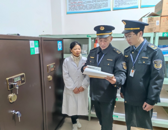 圖為12月20日，該局執(zhí)法人員在一家醫(yī)療機(jī)構(gòu)檢查精神藥品購(gòu)銷情況。（通訊員鄢國(guó)卿 攝）