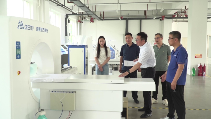 圖為2024年7月15日，吉林省藥監(jiān)局工作人員以推進(jìn)醫(yī)療器械安全鞏固提升工作為統(tǒng)領(lǐng)，深入邁達(dá)醫(yī)療器械有限公司開(kāi)展風(fēng)險(xiǎn)隱患排查，檢查企業(yè)生產(chǎn)質(zhì)量管理體系等合規(guī)情況。葉陽(yáng)歡 攝