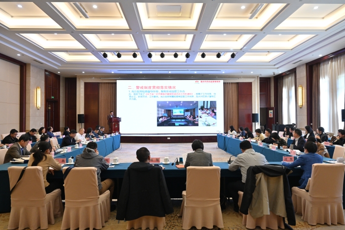 圖為2024年10月28日，在國(guó)家藥監(jiān)局2024年醫(yī)療器械警戒試點(diǎn)工作推進(jìn)會(huì)上，重慶市藥監(jiān)局相關(guān)負(fù)責(zé)同志介紹醫(yī)療器械警戒試點(diǎn)工作推進(jìn)情況。 國(guó)家藥監(jiān)局藥品評(píng)價(jià)中心供圖