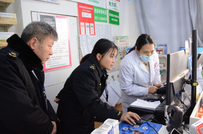 圖為該局執(zhí)法人員在一家藥店檢查藥品追溯掃碼使用情況。（通訊員韓吳琦 攝）