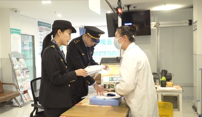 圖為該局執(zhí)法人員檢查安禾綜合門診部疫苗采購、運(yùn)輸和儲存記錄單。