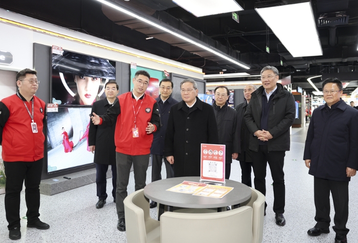 1月2日，中共中央政治局常委、國(guó)務(wù)院總理李強(qiáng)在山東濟(jì)南調(diào)研。這是李強(qiáng)在位于濟(jì)南市泉城路的京東電器旗艦店，了解家用電器、手機(jī)銷售等情況。新華社記者 丁海濤 攝