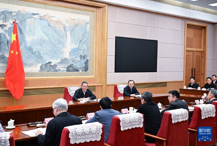 1月20日下午，中共中央政治局常委、國務(wù)院總理李強在北京主持召開專家、企業(yè)家和教科文衛(wèi)體等領(lǐng)域代表座談會，聽取對《政府工作報告（征求意見稿）》的意見建議。新華社記者 饒愛民 攝