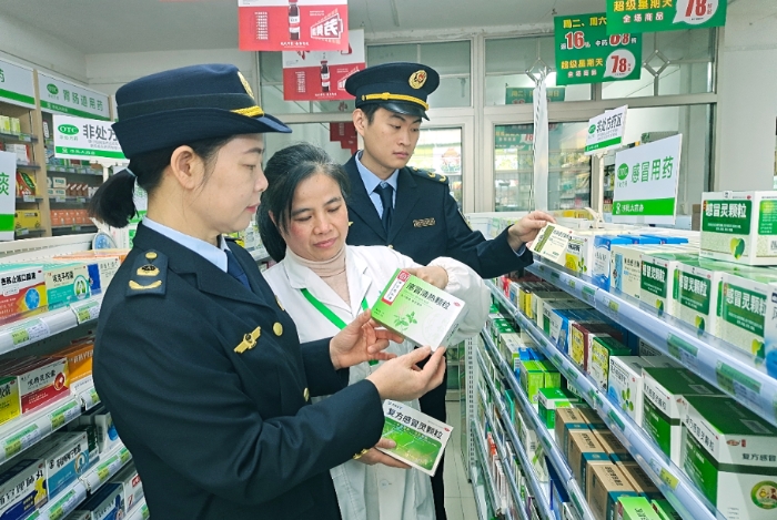圖為2月6日，該局執(zhí)法人員對(duì)一家藥店在售藥品進(jìn)行檢查。（通訊員 王雨林?jǐn)z）