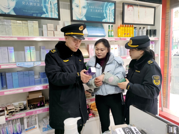 圖為2月18日，該局執(zhí)法人員在一家專賣店檢查化妝品銷售情況。