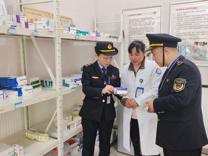 圖為該局執(zhí)法人員在一家衛(wèi)生服務(wù)站內(nèi)進(jìn)行現(xiàn)場(chǎng)檢查指導(dǎo)。（李文 孫建新 攝）