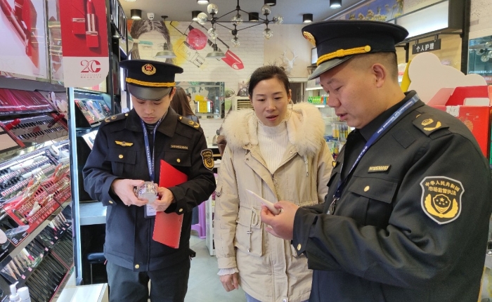 圖為2月24日，該局執(zhí)法人員在一家美容機構檢查化妝品標簽標識情況。（通訊員 鄢國卿 攝）