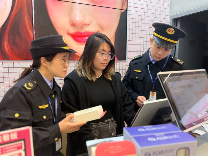 圖為該局執(zhí)法人員在一家化妝品賣場檢查。（孫俊輝 孫建新攝）