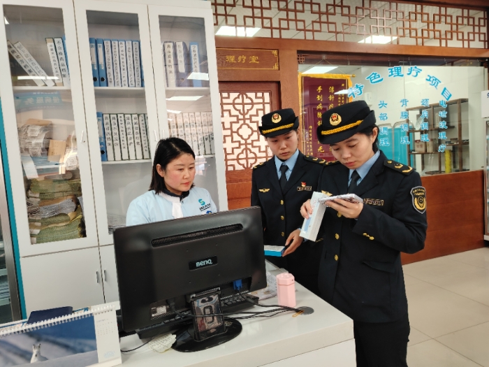 圖為2月26日，該局執(zhí)法人員在一家藥店檢查藥品網(wǎng)絡(luò)銷(xiāo)售情況。（通訊員韓吳琦 攝）