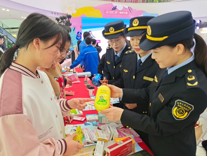江西于都：學(xué)雷鋒紀念日開展“藥品化妝品安全”宣傳活動 (2)