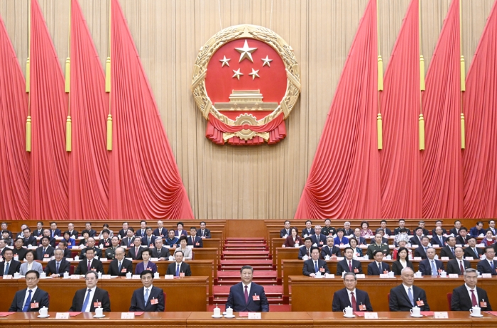 3月11日下午，第十四屆全國人民代表大會第三次會議在北京人民大會堂閉幕。黨和國家領(lǐng)導(dǎo)人習(xí)近平、李強、王滬寧、蔡奇、丁薛祥、李希、韓正等在主席臺就座。新華社記者 李學(xué)仁 攝