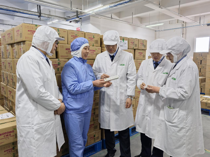 圖為檢查人員在庫房查看產(chǎn)品出入庫情況。（姜彥君 攝）