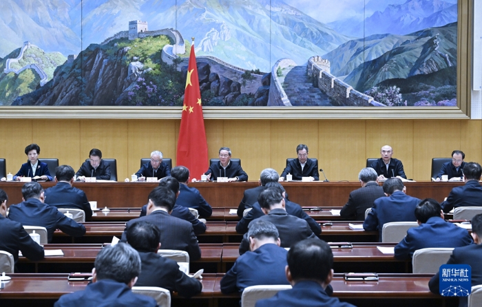 3月14日，國務(wù)院總理李強(qiáng)主持召開國務(wù)院第八次全體會議，深入學(xué)習(xí)貫徹習(xí)近平總書記在全國兩會期間的重要講話和全國兩會精神，對落實(shí)國務(wù)院2025年重點(diǎn)工作進(jìn)行部署。新華社記者 饒愛民 攝