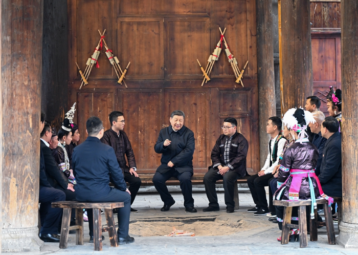 2025年3月17日至18日，中共中央總書記、國家主席、中央軍委主席習(xí)近平在貴州考察。這是17日下午，習(xí)近平在黔東南州黎平縣肇興侗寨考察時(shí)，在信團(tuán)鼓樓同村干部和村民代表圍坐在火塘邊，共話鄉(xiāng)村全面振興。
