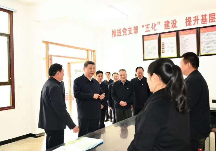 2024年3月19日，習(xí)近平總書記在湖南常德市鼎城區(qū)謝家鋪鎮(zhèn)港中坪村黨群服務(wù)中心了解當(dāng)?shù)貫榛鶎訙p負(fù)、提升基層治理效能等情況。