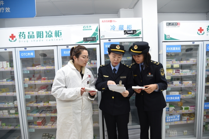 圖為4月3日，該局執(zhí)法人員在一家藥店核對藥品的購進渠道信息。（通訊員 韓吳琦攝）