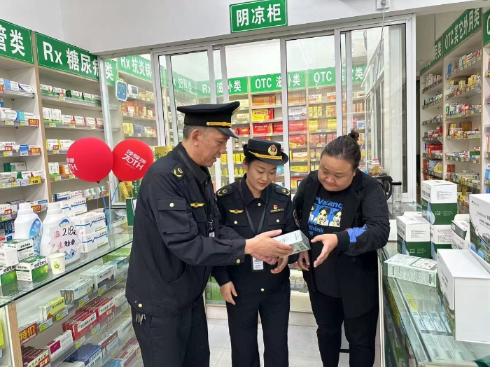 圖為4月7日，該局執(zhí)法人員在新妙鎮(zhèn)一家藥店檢查藥品質(zhì)量。（通訊員 文光輝 攝）