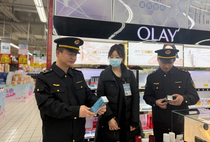 圖為該分局執(zhí)法人員在一家化妝品專賣場進行檢查。（吳萍 孫建新 攝）