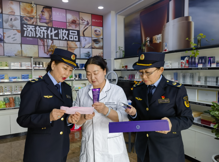 圖為4月3日，執(zhí)法人員在一家化妝品店檢查索票索證及臺賬記錄。（蘇日嘎拉圖 攝）