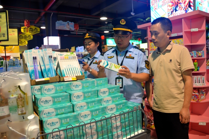 圖為6月16日，該局執(zhí)法人員在一家超市對牙膏的保質期、是否明示或者暗示其具有醫(yī)療作用進行檢查。（通訊員 文光輝攝）
