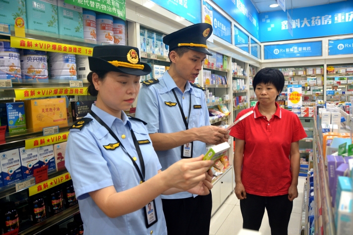 圖為6月18日，該局執(zhí)法人員在一家藥店對是否銷售回流藥進(jìn)行核查。（通訊員 文光輝攝）