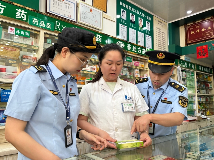 圖為該局執(zhí)法人員在一家藥店檢查。（郭亞麗 孫建新 攝）