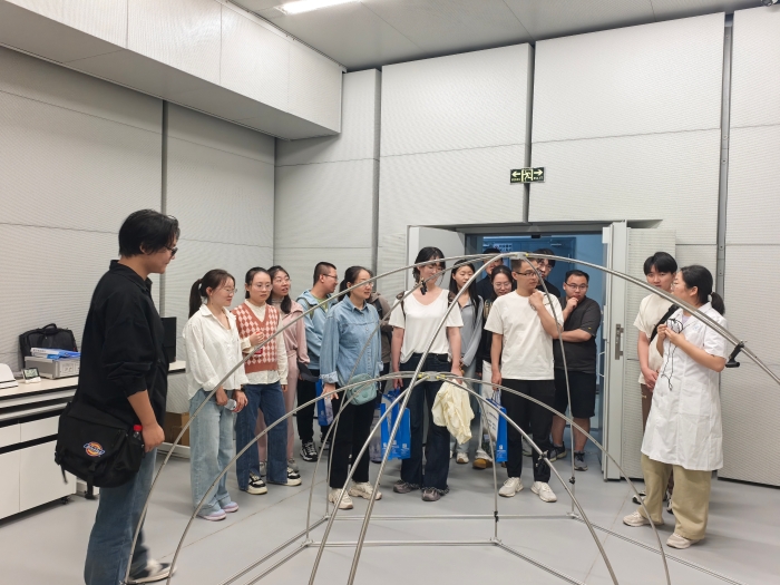 圖為醫(yī)療器械生產經營企業(yè)、蘭州大學師生代表現(xiàn)場參觀了解醫(yī)療器械檢驗檢測儀器設備和工作流程。     馮媛攝